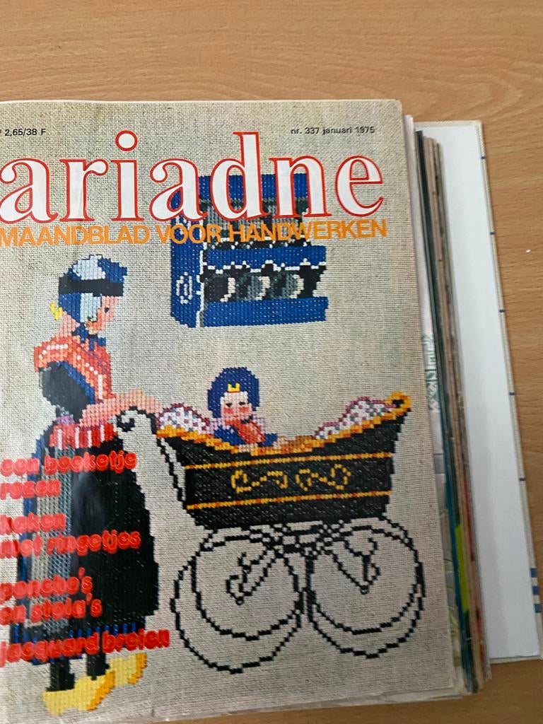 Ariadne compleet jasrgan uit 1975, Hobby en Vrije tijd, Ophalen of Verzenden, Zo goed als nieuw, Breien of Haken, Patroon of Boek