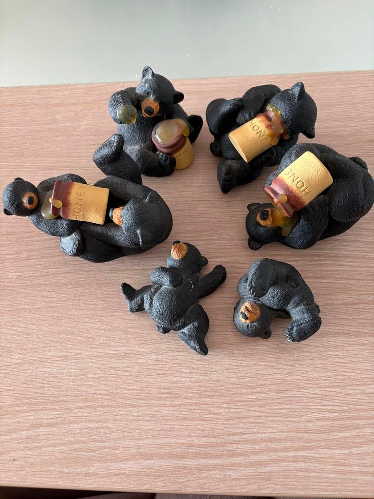 Zes beelden van zwarte beertjes met honingpotten, Ophalen of Verzenden, Gebruikt, Dier
