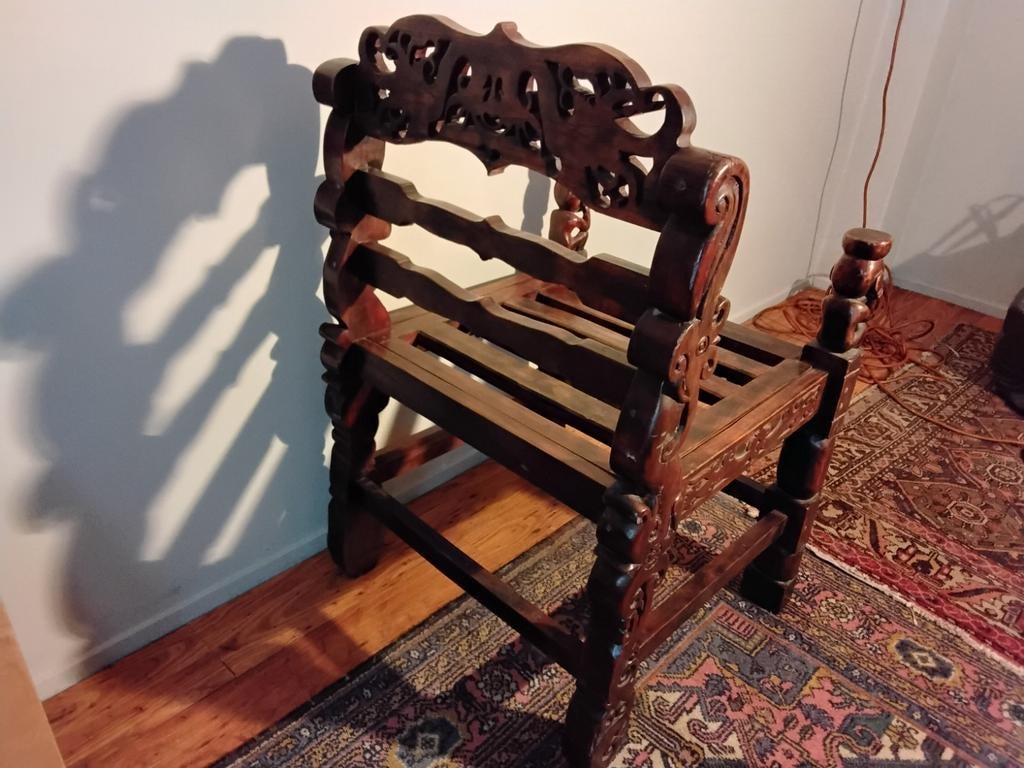 GROTE OPPERHOOFDSTOEL UIT INDONESIË OUD uit BORNEO., Ophalen