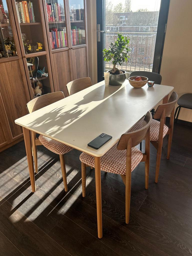 Witte 4-persoons eettafel met houten poten, Huis en Inrichting, Tafels | Eettafels, Ophalen, Gebruikt, 100 tot 150 cm, 50 tot 100 cm