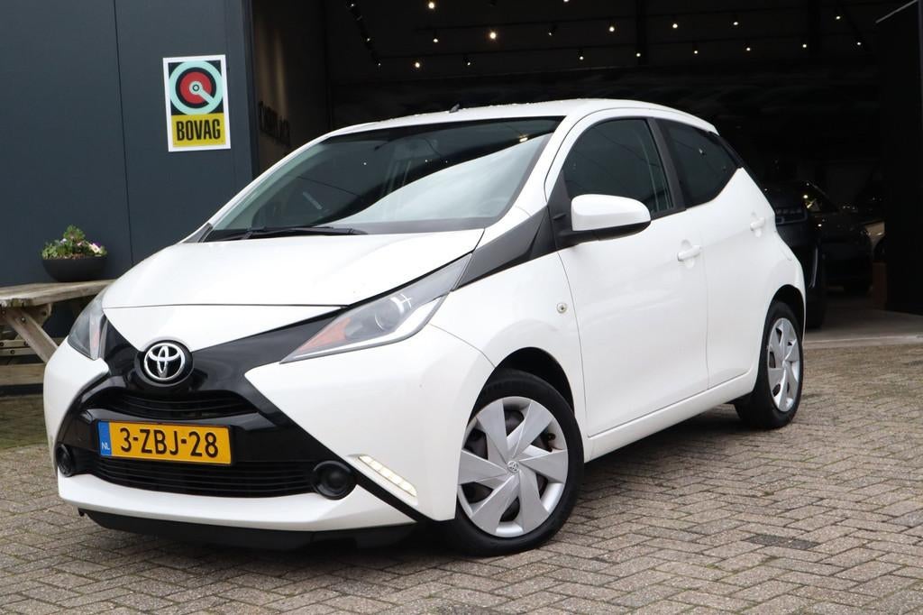 Toyota Aygo 1.0 VVT-i x-play-Airco, Voorwielaandrijving, Euro 5, Gebruikt, 4 stoelen