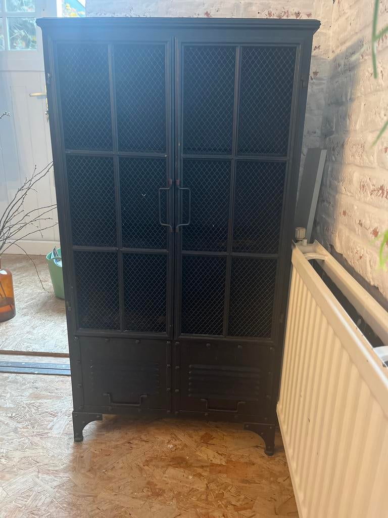 Stoere industriële zwarte metalen kast met 3 planken, Ophalen, Gebruikt
