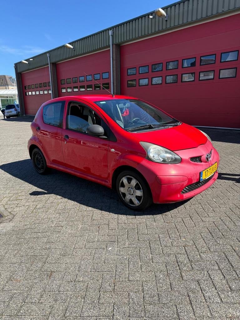 Toyota Aygo 1.0 12V Vvt-i 5DRS 2006 Rood, Auto's, Voorwielaandrijving, 4 stoelen, Sound system, 68 pk
