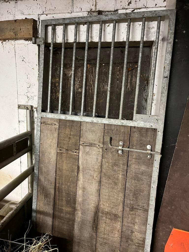 Te koop paardenstal deuren en staanders, Ophalen, Springen