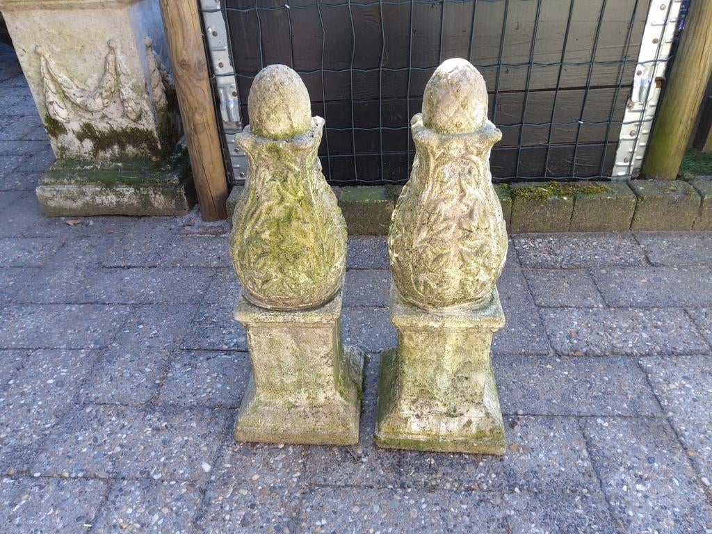 2 oude tuinornamenten van winterhard beton mooi verweerd 42h, Tuin en Terras, Tuinbeelden, Ophalen, Gebruikt, Overige typen