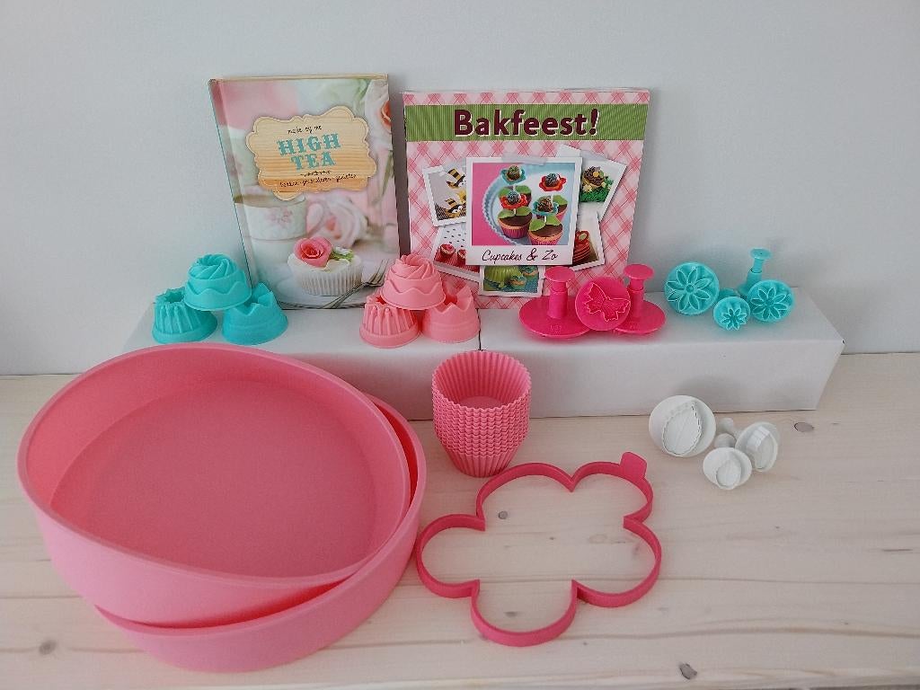 Cup Cake Silicone vormen, Steekvormen en een Boekje nieuw, Ophalen of Verzenden, Nieuw, Taarten of Cupcakes, Bakvorm