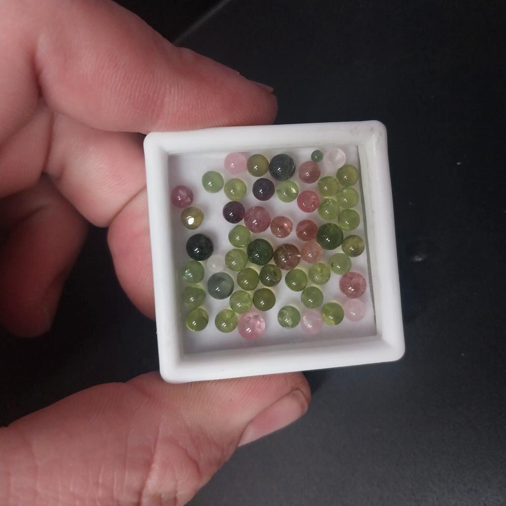 Lot met ongeboorde peridoot and toermalijn balletjes, Ophalen of Verzenden