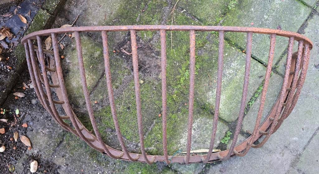 Oude roestige paardenruif voor planten en bloemen, Ophalen