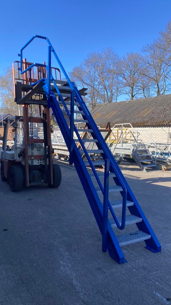 Stalen trap, Doe-het-zelf en Verbouw, Ladders en Trappen, Ophalen, Zo goed als nieuw, 2 tot 4 meter