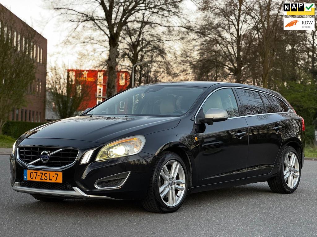 Volvo V60 1.6 T3 Summum|XENON|6BAK|NAVI|MEMORIE|150PK, Gebruikt, 4 cilinders, 150 pk, Zwart
