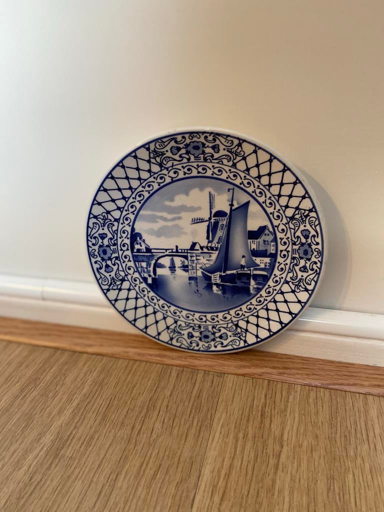 Delfts blauw wandbord met molen en boot, Ophalen of Verzenden