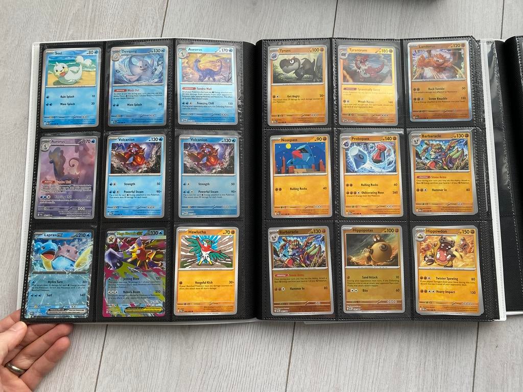 Pokémon TCG bundle Including two binders + 300 cards, Ophalen of Verzenden, Nieuw, Boek of Catalogus