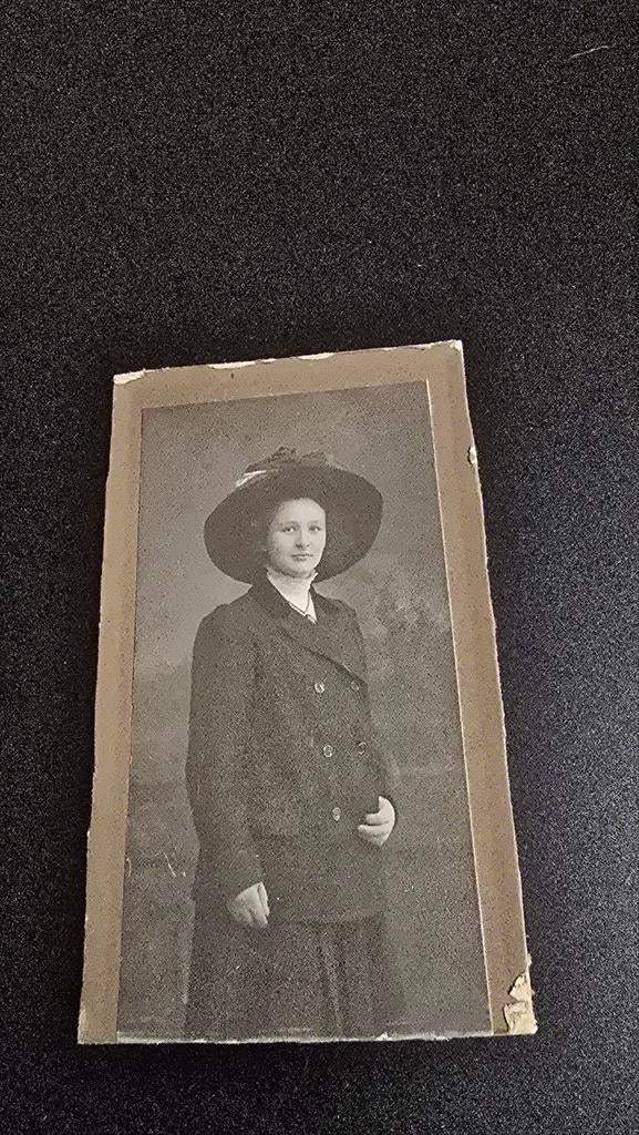 Antieke foto van een vrouw met hoed,, Ophalen of Verzenden, Voor 1940, Gebruikt, Overige onderwerpen