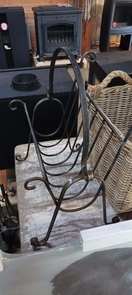 Smeedijzeren lectuur standaard, Huis en Inrichting, Woonaccessoires | Krantenbakken en Lectuurbakken, Ophalen of Verzenden
