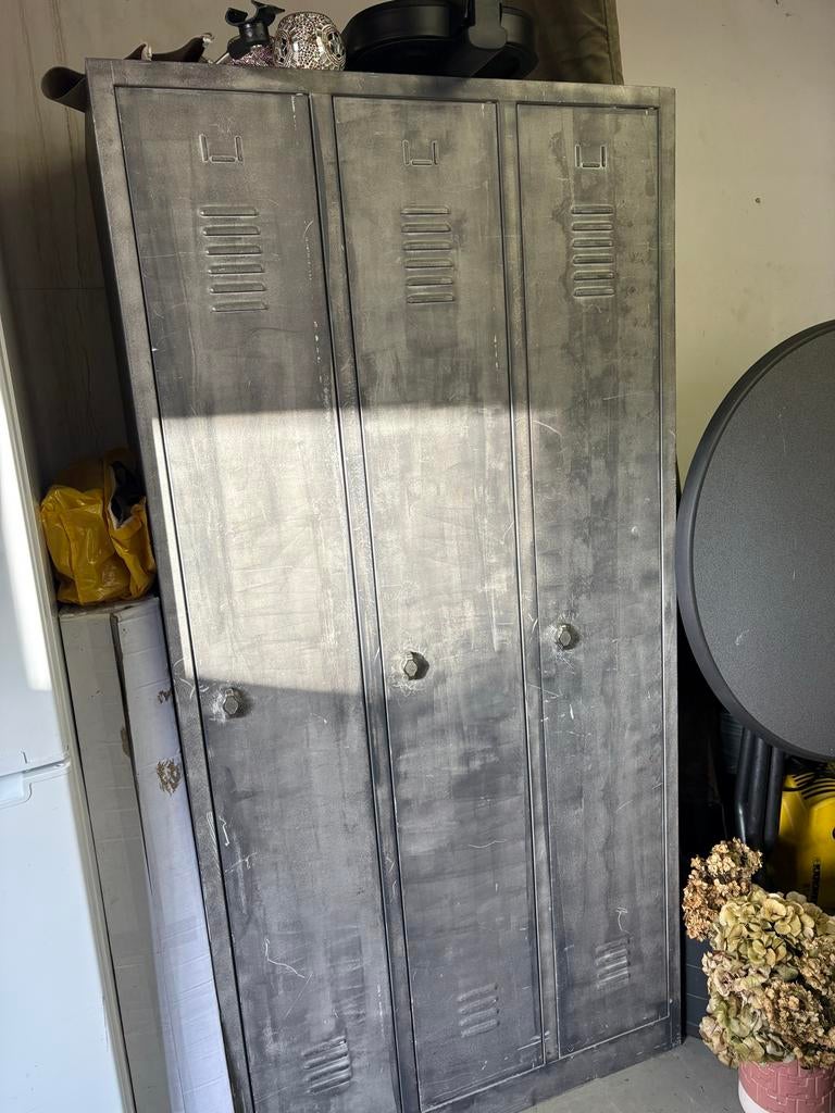 Grijze lockerkast met drie deuren, Huis en Inrichting, Kasten | Lockerkasten, Ophalen, Gebruikt