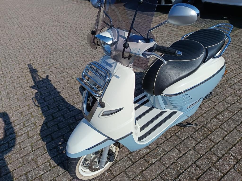 bijna krasloze peugeot django uit 2017 te koop, Fietsen en Brommers, Scooters | Peugeot, Ophalen, Overige modellen, Maximaal 45 km/u