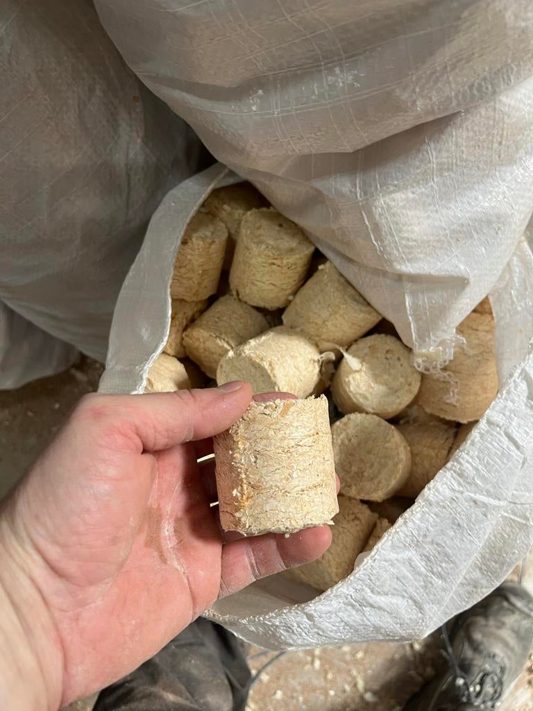 Naaldhout briketten voor kachel, hottub of vuurkorf, Tuin en Terras, Haardhout, Minder dan 3 m³, Ophalen of Verzenden, Overige houtsoorten