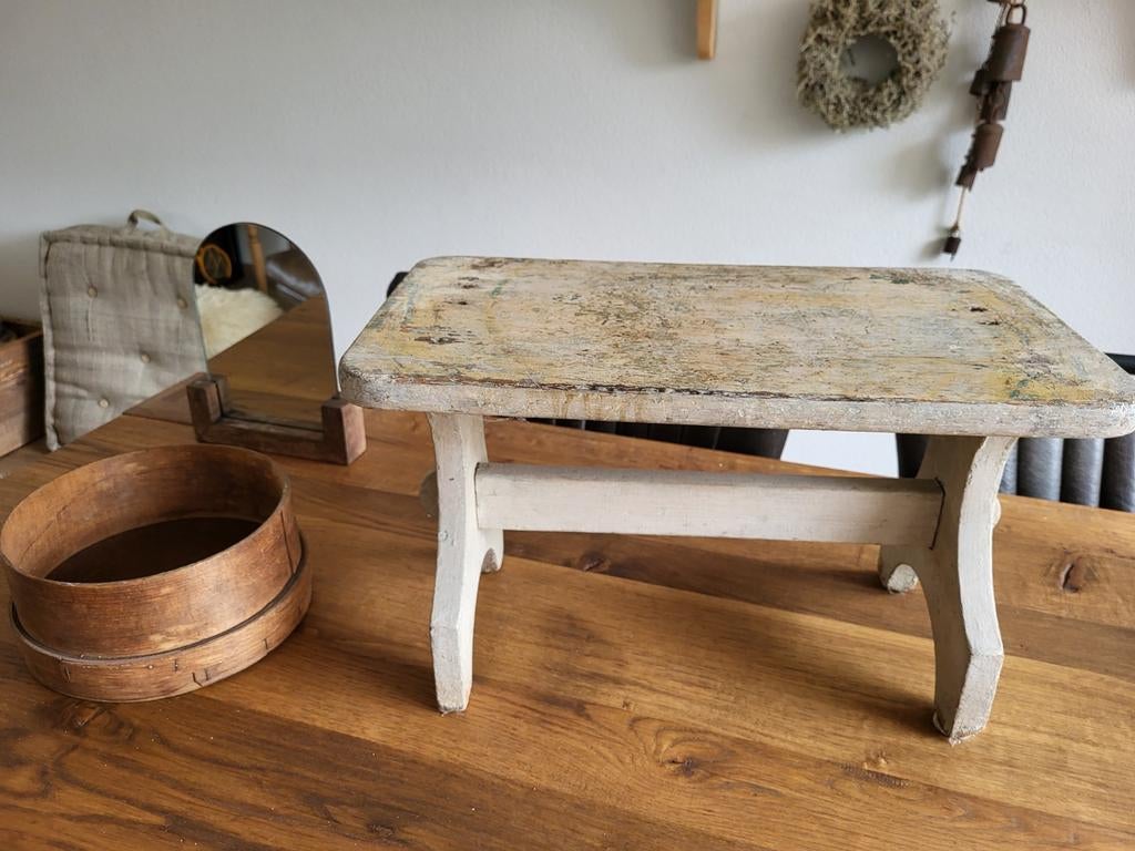 Antiek houten krukje - Rustieke charme, Antiek en Kunst, Antiek | Meubels | Tafels, Ophalen of Verzenden