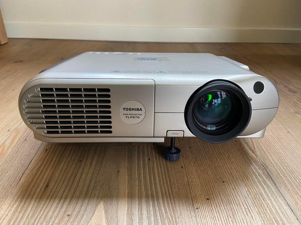 TOSHIBA Beamer TLP-670, Audio, Tv en Foto, Beamers, Toshiba, Ophalen of Verzenden, Zo goed als nieuw, LCD