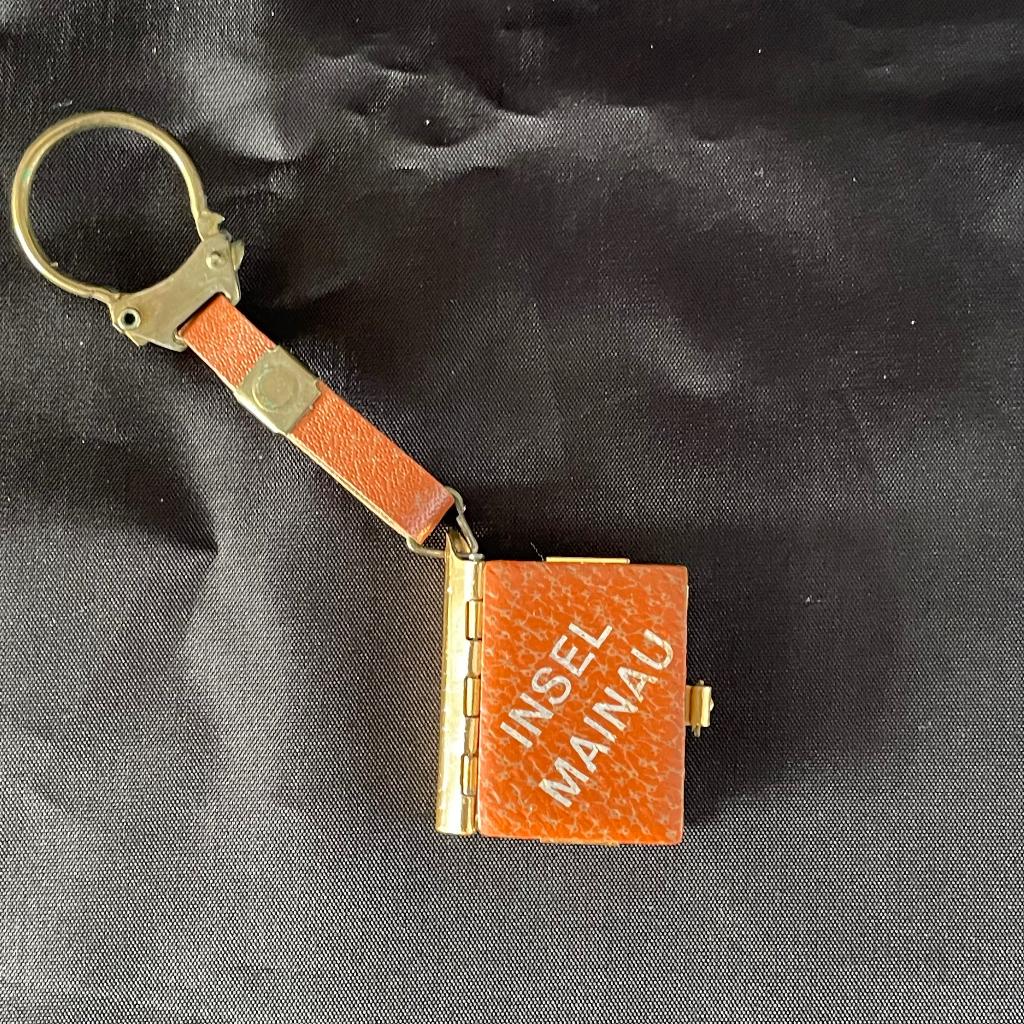 Vintage sleutelhanger mini boekje Insel Mainau, Verzamelen, Ophalen of Verzenden, Zo goed als nieuw, Stad of Land