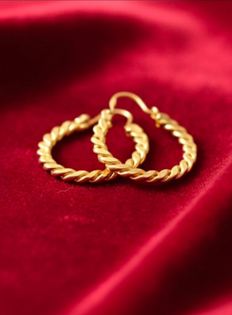 Mooie gouden creolen in spiraalvorm, massief en 14- karaats., Sieraden, Tassen en Uiterlijk, Oorbellen, Ophalen of Verzenden, Zo goed als nieuw