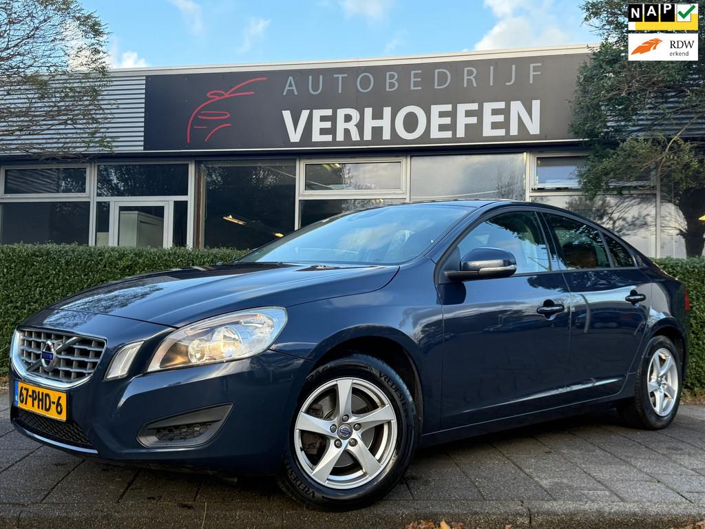 Volvo S60 1.6 T4 Kinetic - AUTOMAAT - CRUISE / CLIMATE CONTR, Auto's, Gebruikt, Parkeersensor, 4 cilinders, Blauw