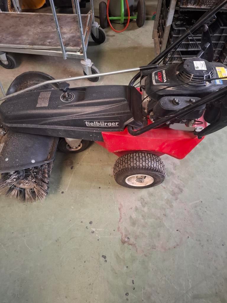 Tielburger veegmachine met sneeuwschuiver - Weinig gebruikt!, Ophalen of Verzenden, Zo goed als nieuw, Tielburger