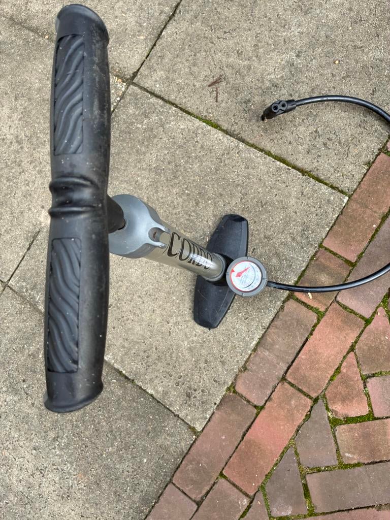 Fietspomp - Geschikt voor alle ventielen en drukmeter, Ophalen, Drukmeter, Gebruikt