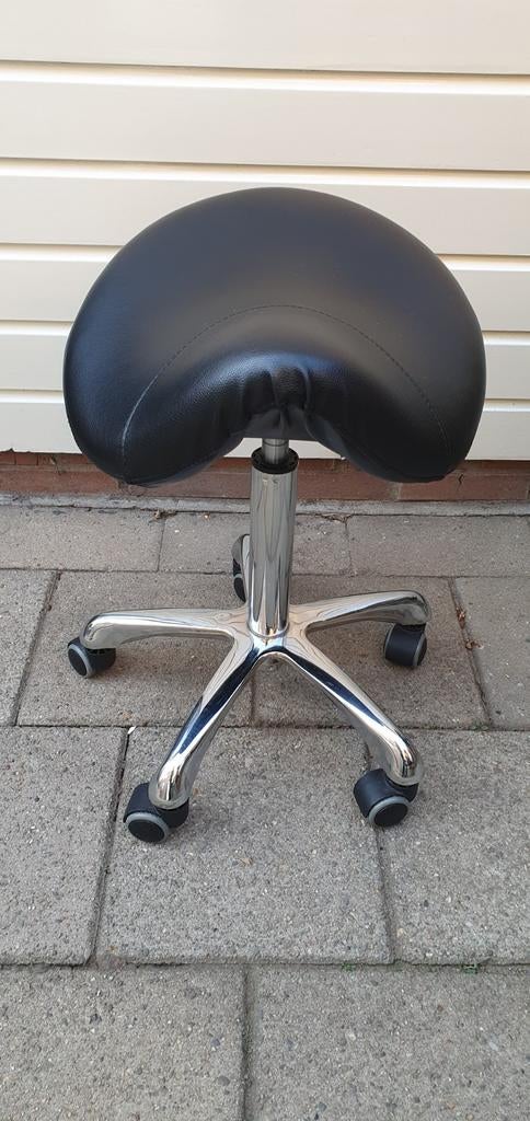2x Tabouret, diverse pedicure items, 2x werktafel, etc, Ophalen