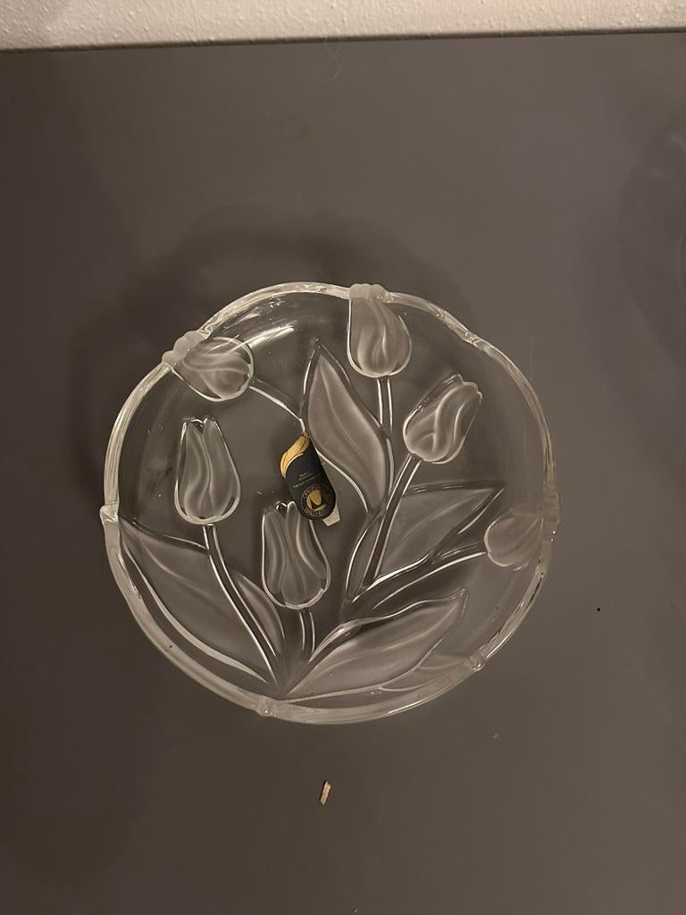 Oude glazen schaal met tulpen, Ophalen of Verzenden