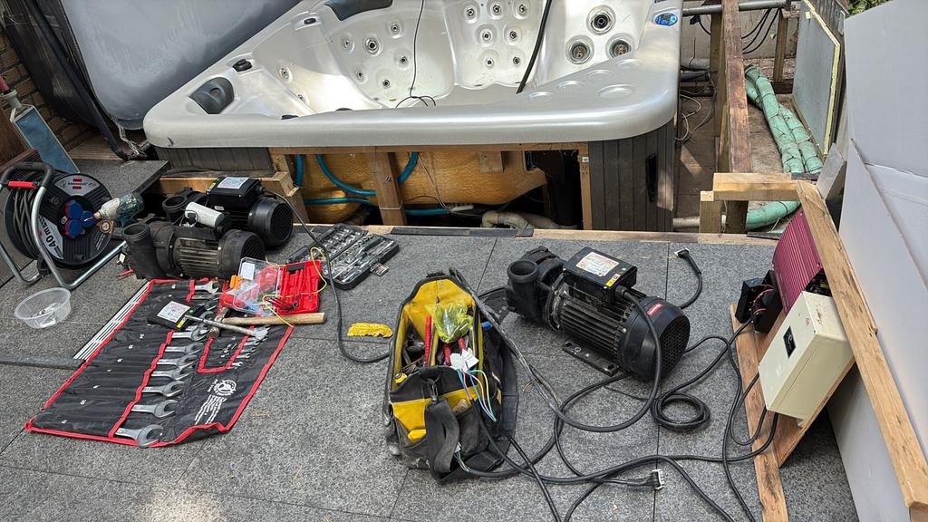 JACCUZI MONTEUR MET TIJD 24/7 binnen 2 dagen tijd !, Tuin en Terras, Bubbelbaden en Hottubs, Ophalen of Verzenden, Zo goed als nieuw