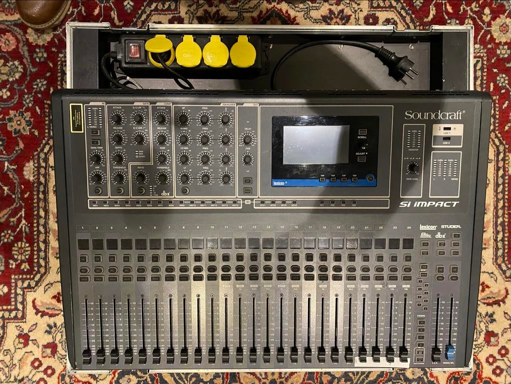 Soundcraft SI Impact met Flightcase, Muziek en Instrumenten, Mengpanelen, Zo goed als nieuw, 20 kanalen of meer, Microfooningang