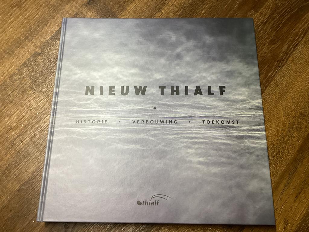 Nieuw Thialf.    Historie - Verbouwing - Toekomst.   Nieuw!!, Ophalen of Verzenden, Nieuw, Wintersport