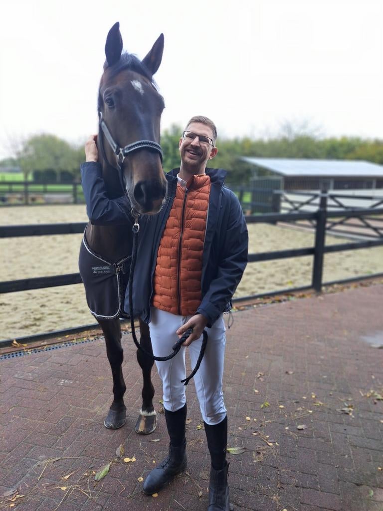 Ervaren ruiter/verzorger – hulp aan huis & zadelmak maken, Ruiter of Bijrijder