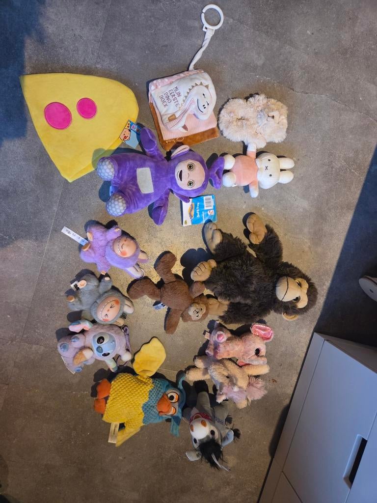 Knuffels, handpop, boekje en rammelaar, Ophalen of Verzenden, Gebruikt, Overige typen