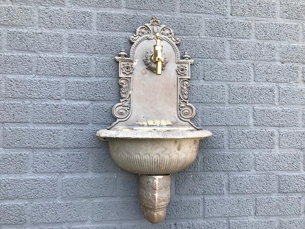 Wandfontein, wasbak, van onbewerkt (ruw) gietijzer, Ophalen of Verzenden, Gietijzer, Fontein