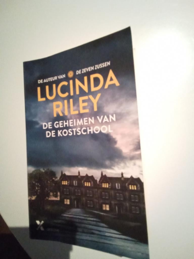 Lucinda Riley - De geheimen van de kostschool, Ophalen of Verzenden, Zo goed als nieuw, Lucinda Riley, Nederland