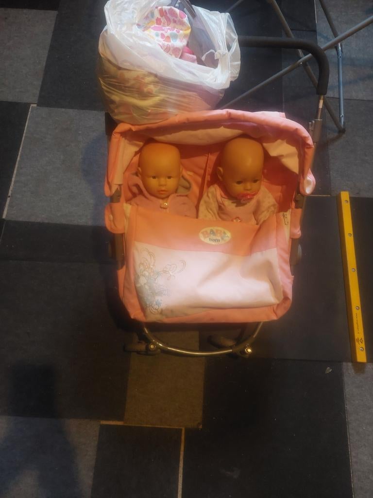 Poppenwagen met 2 babys, Ophalen of Verzenden, Zo goed als nieuw, Babypop