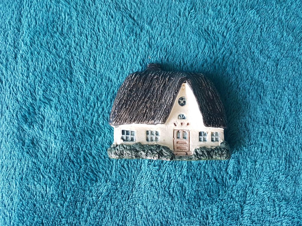 Wanddecoratie huisje met rieten kap, Ophalen of Verzenden, Zo goed als nieuw