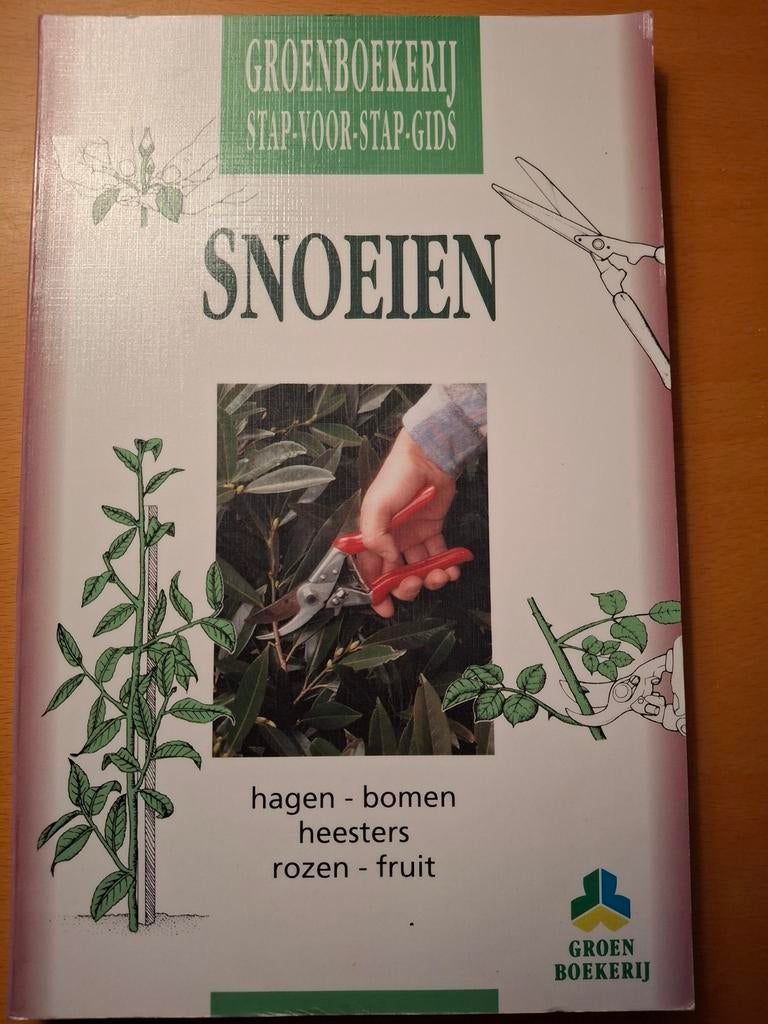 Snoeien - hagen/bomen/heesters/rozen/fruit, Ophalen, Zo goed als nieuw, Overige onderwerpen, Christopher Brickell