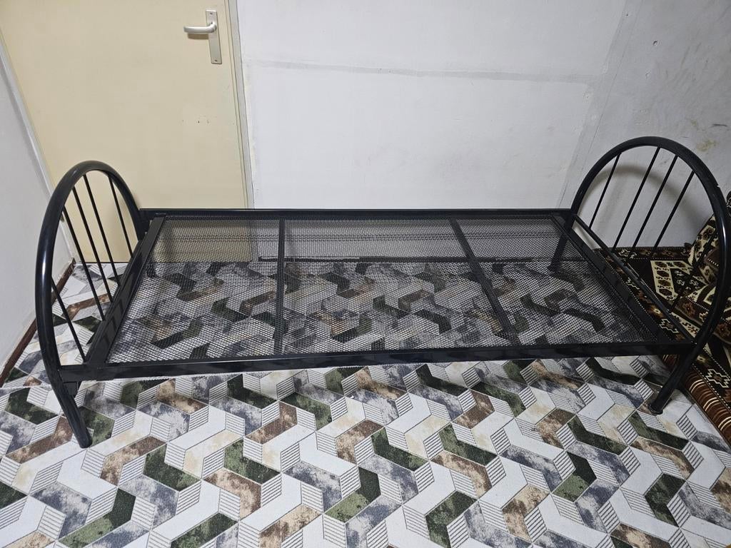 Metalen bedframe - Eenpersoons, Huis en Inrichting, Slaapkamer | Bedden, Gebruikt, 90 cm, Eenpersoons, Zwart