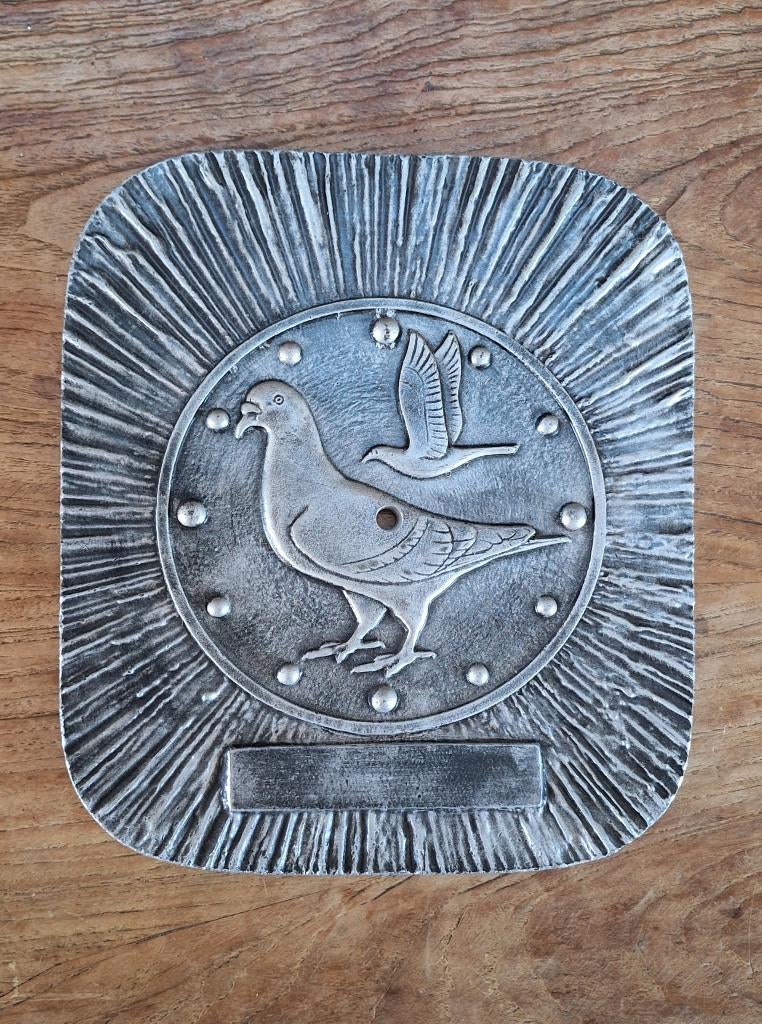 reliëf wijzerplaat voor klok met duif post-duiven ca 28x33cm, Ophalen of Verzenden, Gebruikt, Analoog, Wandklok