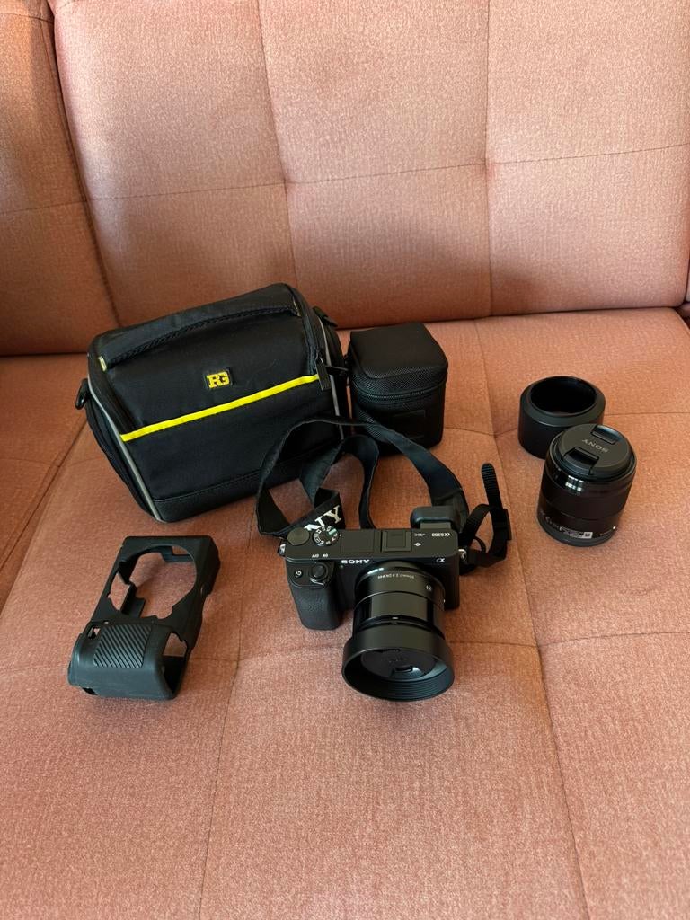 Sony a 6300 + Sony 50mm F1.8 + Sigma 30mm F2.8, Compact, Ophalen of Verzenden, Zo goed als nieuw, Sony