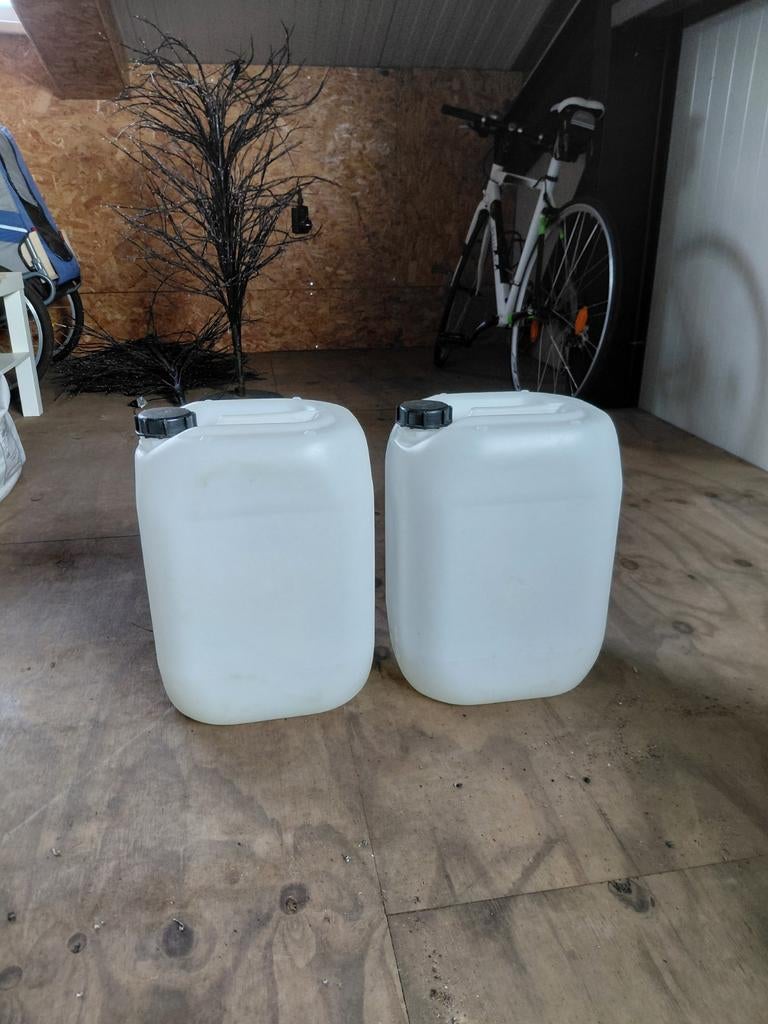 Jerrycan van elk  20 liter, Ophalen