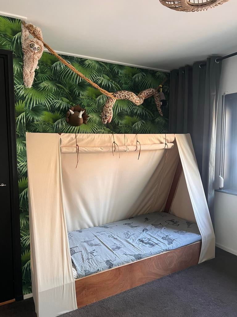 Stoere jungle kinderkamer: tentbed, kast, bureau, lamp, Ophalen, 85 tot 100 cm, Gebruikt, Lattenbodem