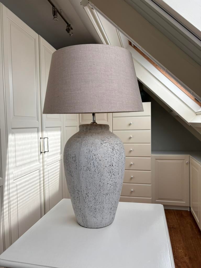SCHEMERLAMP MET STENEN VOET KAP, Ophalen, Wit, Rond, 50 cm of meer