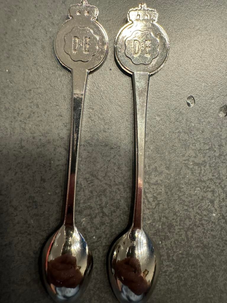 Douwe Egberts theelepeltjes Willem A en Maxima, Verzamelen, Koninklijk Huis en Royalty, Ophalen of Verzenden, Speld(je) of Lepel(tje)