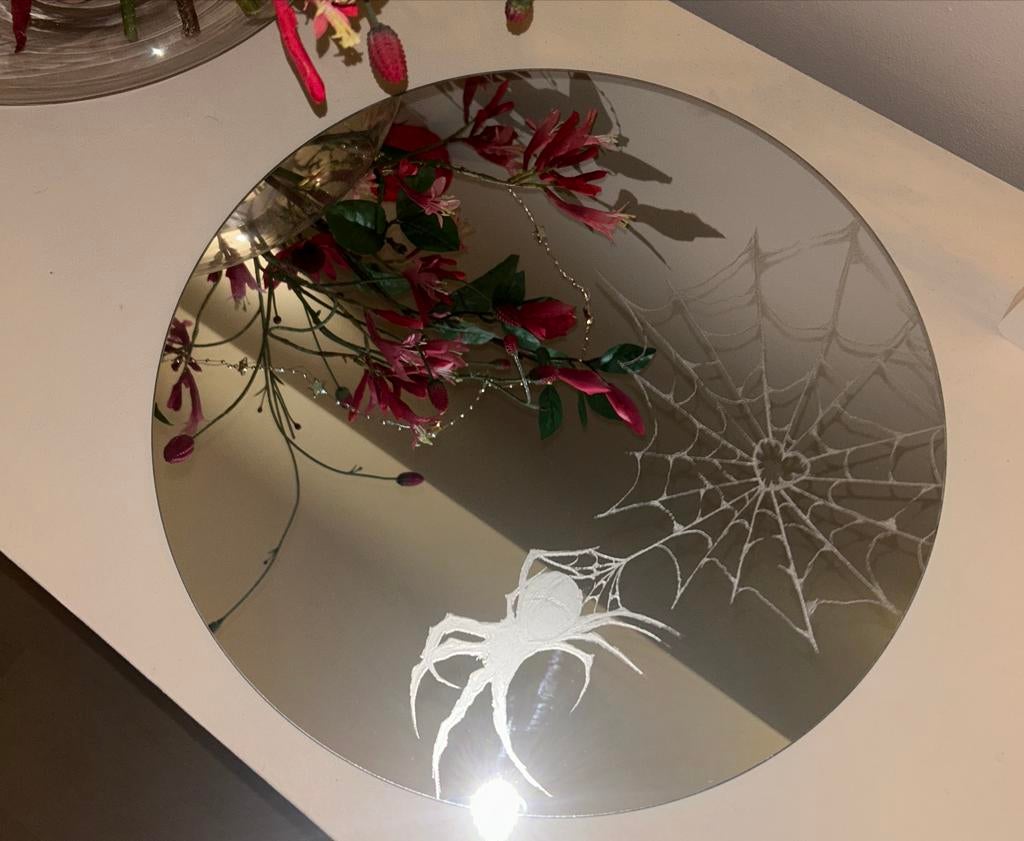 Ronde gegraveerde spiegel met spin en spinnenweb, Huis en Inrichting, Woonaccessoires | Spiegels, Minder dan 50 cm, Rond, Ophalen of Verzenden