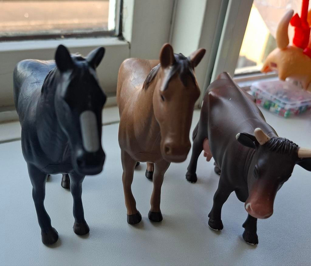 2 paarden en 1 koe - rubberen speelgoedfiguren, Ophalen of Verzenden, Gebruikt, Jongen of Meisje
