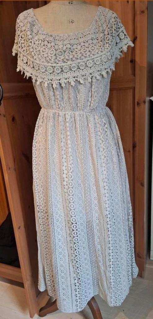 Mooie taupe gevoerde kanten jurk, Ophalen of Verzenden, Zo goed als nieuw, Maat 38/40 (M), Onder de knie